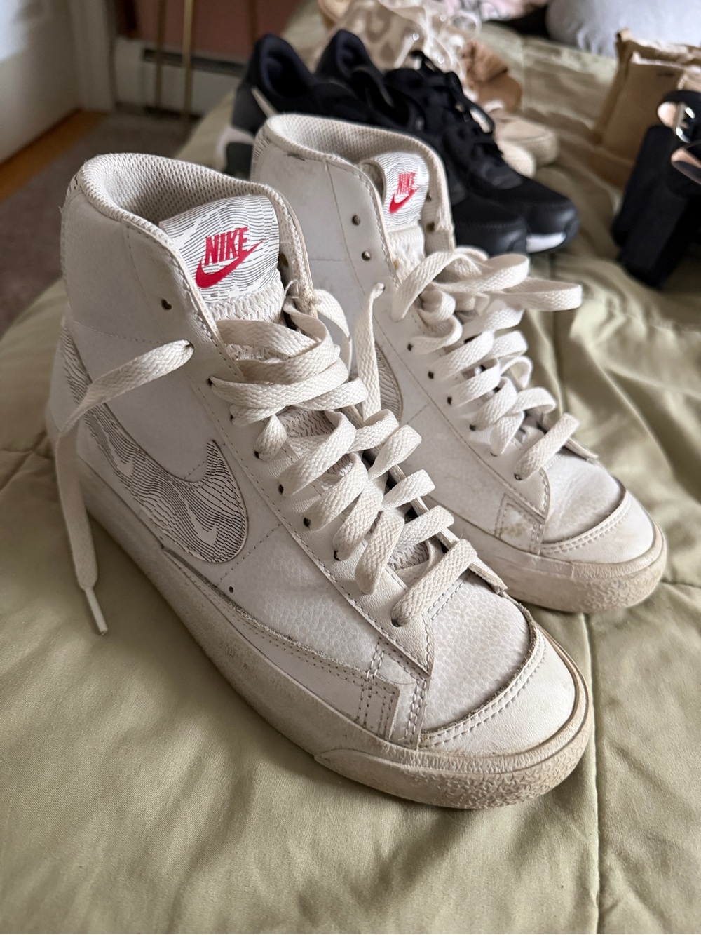 Nike Kid’s 5Y High-Top Sneakers in White with Red Logo GUC
